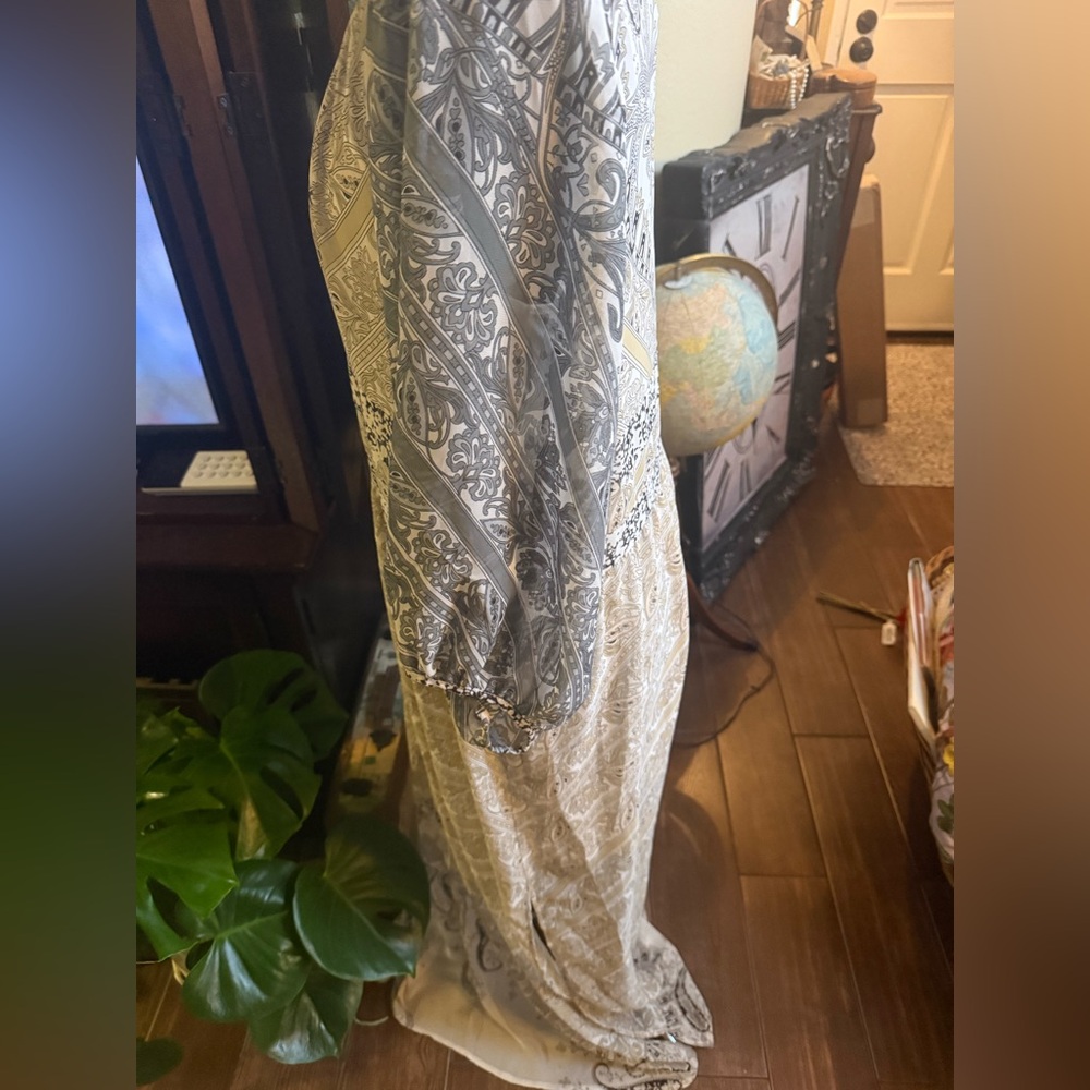 Urban Outfitters Cope Cream and Gray Maxi Dress With Floral and Paisley Design - Picture 4 of 8